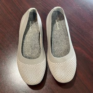 Grey Allbirds flats